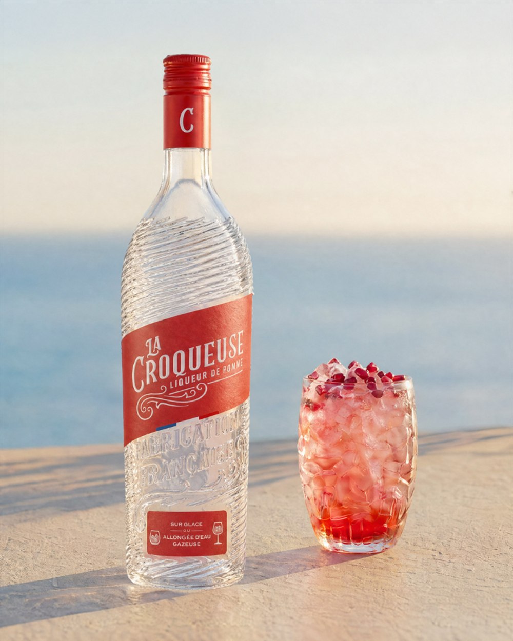 La Croqueuse avec un cocktail glacé à la grenade