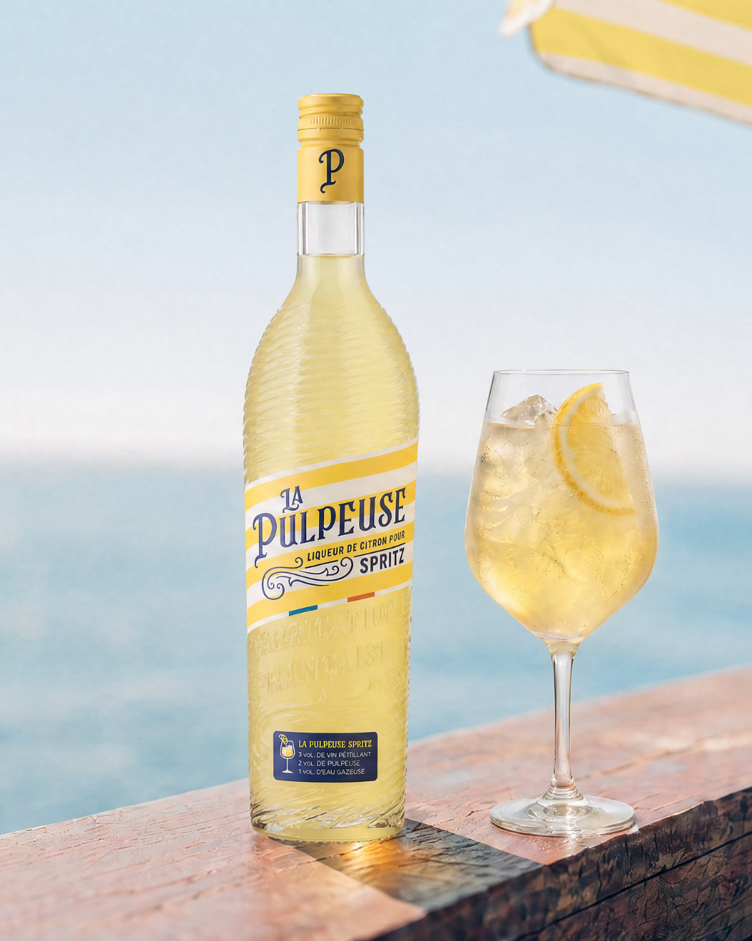 La Pulpeuse Spritz avec un verre citronné face à la mer