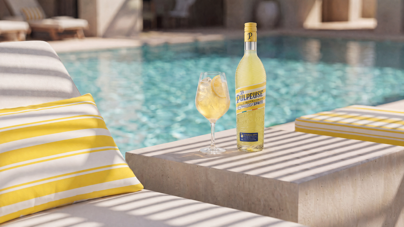 La Pulpeuse Spritz servie au bord d'une piscine
